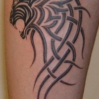 El tatuaje tribal de la cabeza de un leon rugiendo hecha con la tinta negra