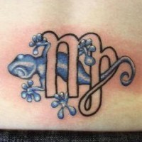El tatuaje de una lagartija pequeña en color azul con la letra m