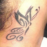 el tatuaje tribal con una mariposa hecho en tinta negra