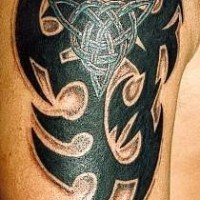 Tatuaje en el hombro dos signos tribales en negro y gris