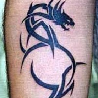 Bein Tattoo von schwarzem Tribal Drachen