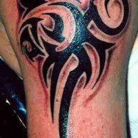 Großes Tribal schwarzes Zeichen Tattoo
