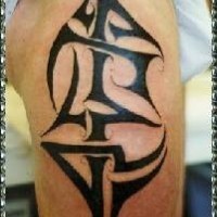 Sehr schönes schwarzes Tribal Schulter Tattoo