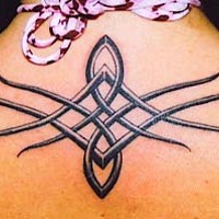 Tatuaje tribal con líneas entrelazadas en parte superior de la espalda