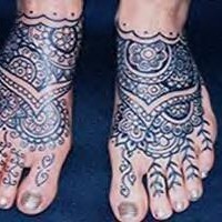Indianisches Tribal vollständiges Tattoo an Füßen