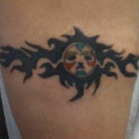 Tatuaje estilo tribal la pulsera con la cara decepcionada en color
