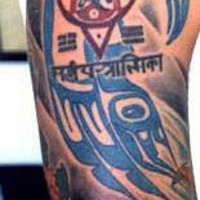 Tribal Tattoo Schulter mit Schriftzeichen und Blumen