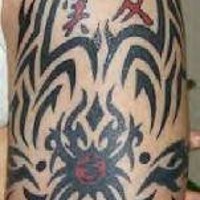 Großes Tribal Schulter Tattoo mit Schriftzeichen