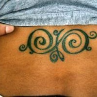 Tatuaje con el signo de la infinidad en el bajo de la espalda