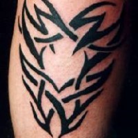 Lindo tatuaje el signo en estilo tribal