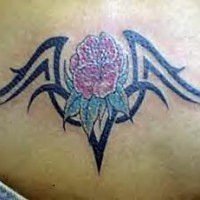 Tattoo der roten Rose mit schwarzen Tribal Linien
