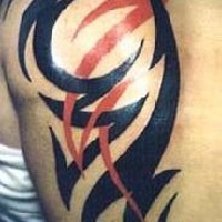 Tribal rotes und schwarzes Tattoo der großen Linien