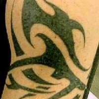 Tattoo von großem schwarzem Zeichen in Tribal Stil
