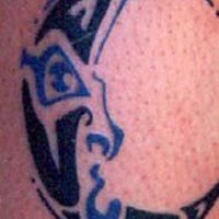 Simpático tatuaje de la luna en tinta azul estilo tribal