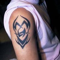 Tattoo an der Schulter mit schönem Tribal Zeichen
