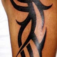 Großes Tattoo mit klassischem Tribal Zeichen an der Schulter