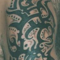 Schwarzes Tribal Tattoo mit viele Elementen