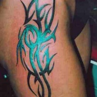 Lady Bein Tattoo mit himmelblauem Tribal Zeichen