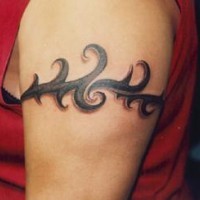 Pulsera tribal tatuaje con las olas en el hombro