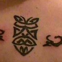 Tatuaje en tinta negra estilo tribal signo con las alas en  la parte superior de la espalda
