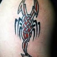 Tatuaje en tinta negra y roja escorpio estilo tribal