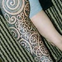 Tribal Tattoo am ganzen Bein in schwarzer Farbe