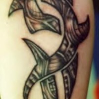 Gran tatuaje signo tribal