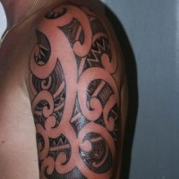 Tatuaje tribal en el hombro con las líneas vacías