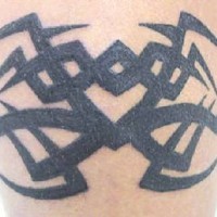 Simple tatuaje tribal en tinta negra