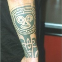 Extraño tatuaje en tinta negra la cara  en el brazo