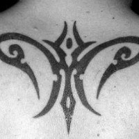 Simple tatuaje tribal en la parte superior de la espalda