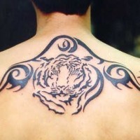 Interesante tatuaje tribal con la cabeza del tigre en el centro