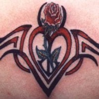 Pequeño tatuaje el signo tribal con el corazón y la rosa en tinta roja y negra
