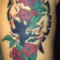 Tatuaje tribal con las flores en verde y rojo