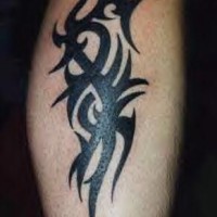 Clásico tatuaje tribal en tinta negra