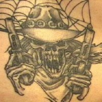Tatuaje de calavera del bandido con pistolas