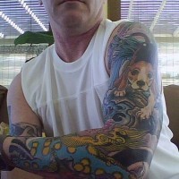 Lindo tatuaje en la manga cachorro en color