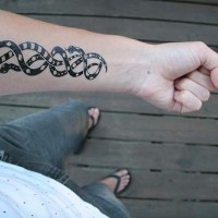 Tatuaggio lungo del braccio tre serpenti neri