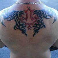 Precioso tatuaje tribal en negro y rojo en la espalda