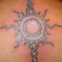 Tattoo von tribal Sonennsymbol