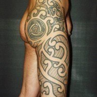 Tribal leg tattoo with circle on buttock