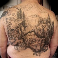 Tatuaggio grande su tutta la schiena la famiglia dei lupi nella foresta
