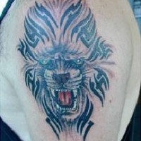 Un loup en colère le tatouage tribal en noir