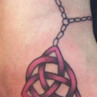 Le tatouage du symbole de trinité irlandais sur le collier