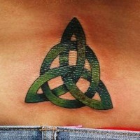 Le tatouage de symbole de trinité vert
