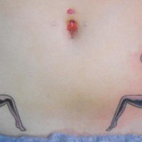 Tatuaggio sulla pancia due siluette delle ragazze