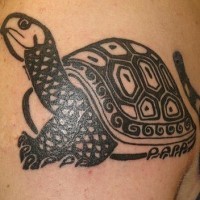 Beau tatouage de tortue à l'encre noir