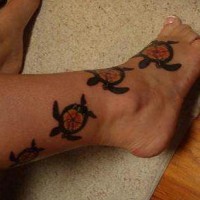 Tattoo von Schildkröten Reihe am Bein