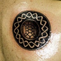 Cercle tribal avec le tatouage d'un signe de tortue dans le centre