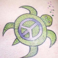 Un jolie tortue avec le tatouage de signe de la paix